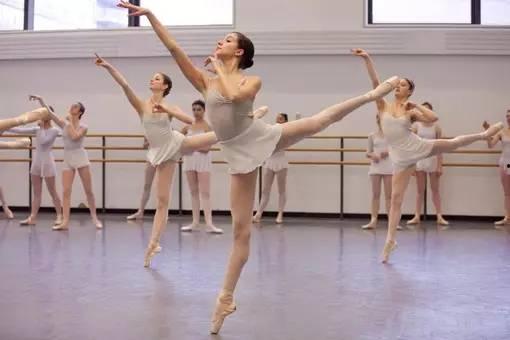 快乐简单的成人舞蹈视频,跟随成人舞蹈视频，解锁简单快乐舞步