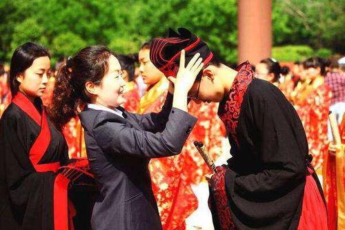 成人礼背母视频,成人礼上背母感人瞬间