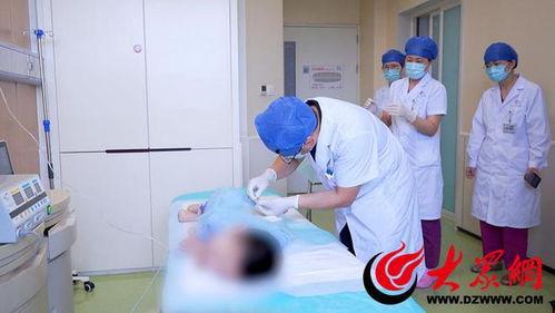 无手臂残疾成人打针视频,展现生活自理能力