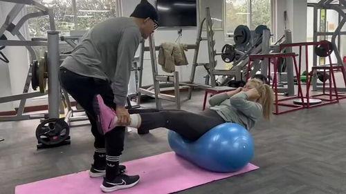 成人康复训练视频美女,健身女神带你领略成人康复训练的魅力